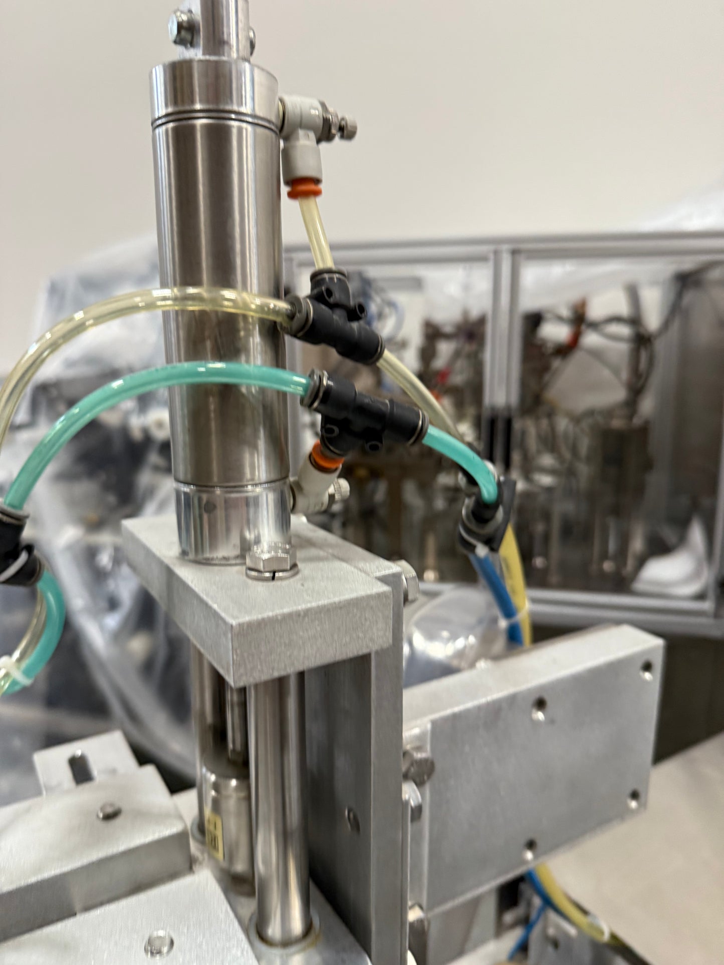 Geyer - Flo Master 4,000 - Dual Nozzle, Piston Filler with Diving Nozzles and Conveyor System.