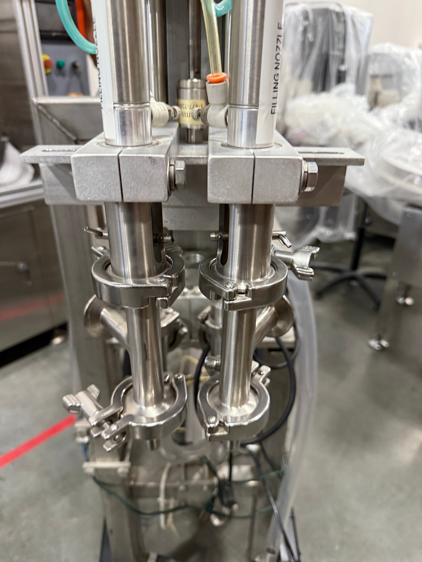 Geyer - Flo Master 4,000 - Dual Nozzle, Piston Filler with Diving Nozzles and Conveyor System.