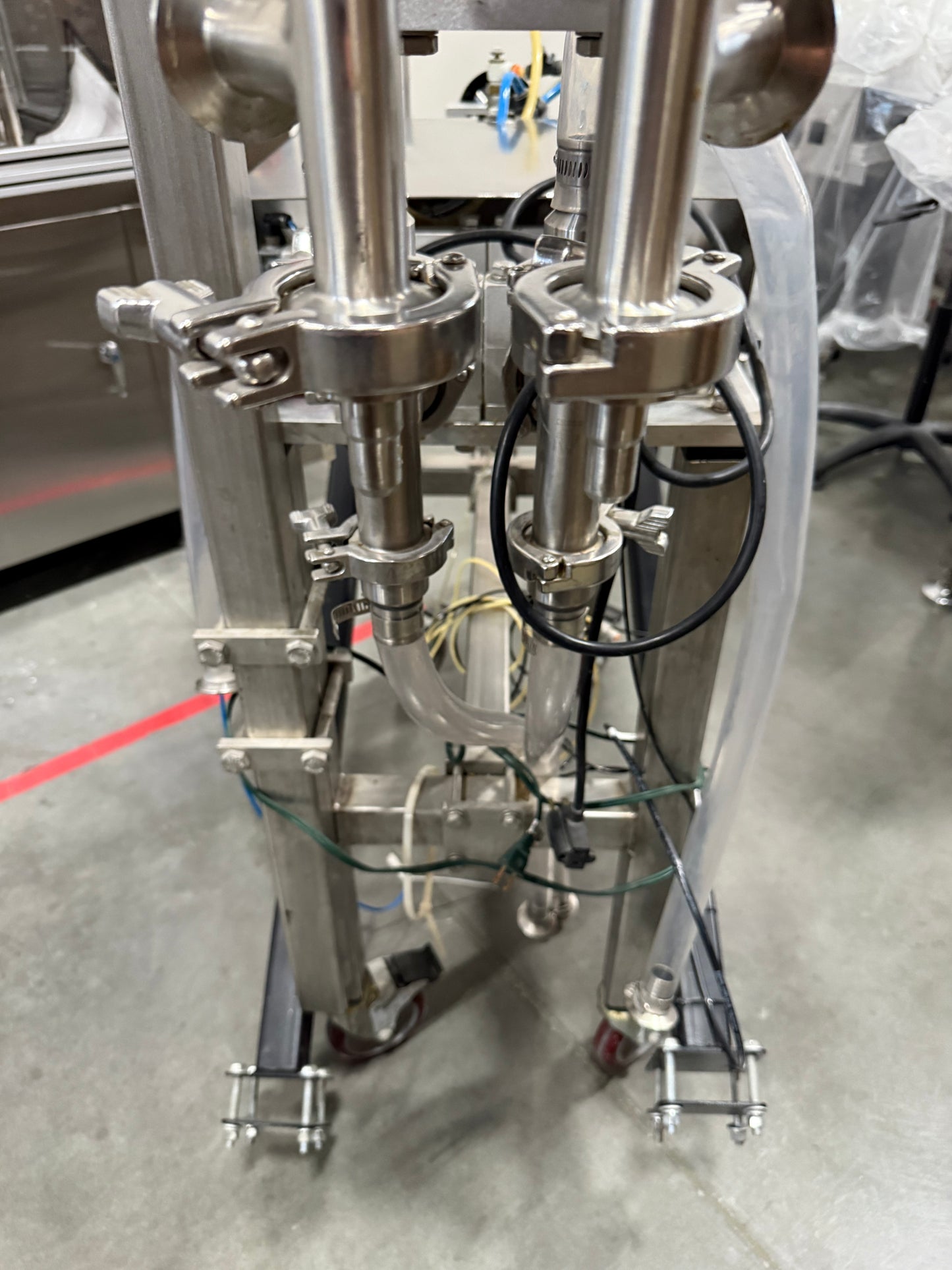 Geyer - Flo Master 4,000 - Dual Nozzle, Piston Filler with Diving Nozzles and Conveyor System.