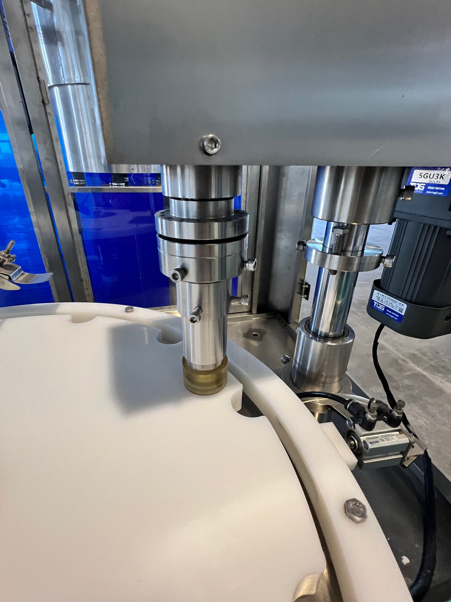 Like New Filler and Capper Lid Bowl with mini Hopper - Shanghai JiaoBan Machinery