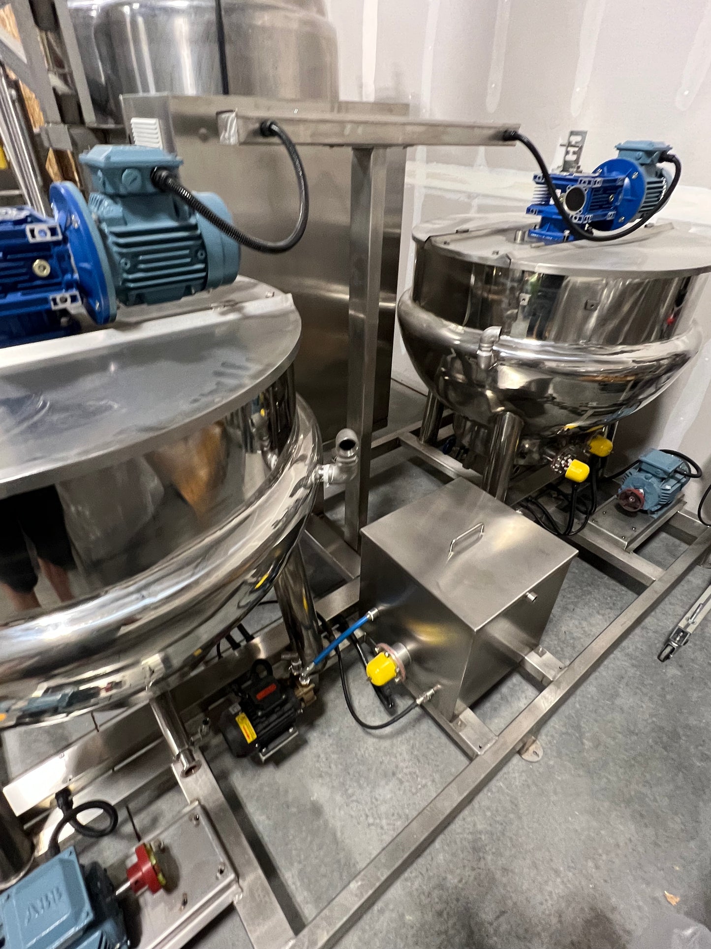 Tank - Mixing tank system - Model # GD150, 2 Tank, 150 liter each, SS Batching Skid with Controls, Scraper Agitation, KQ-500L, 50 Hz, Single Phase (pumps not included)