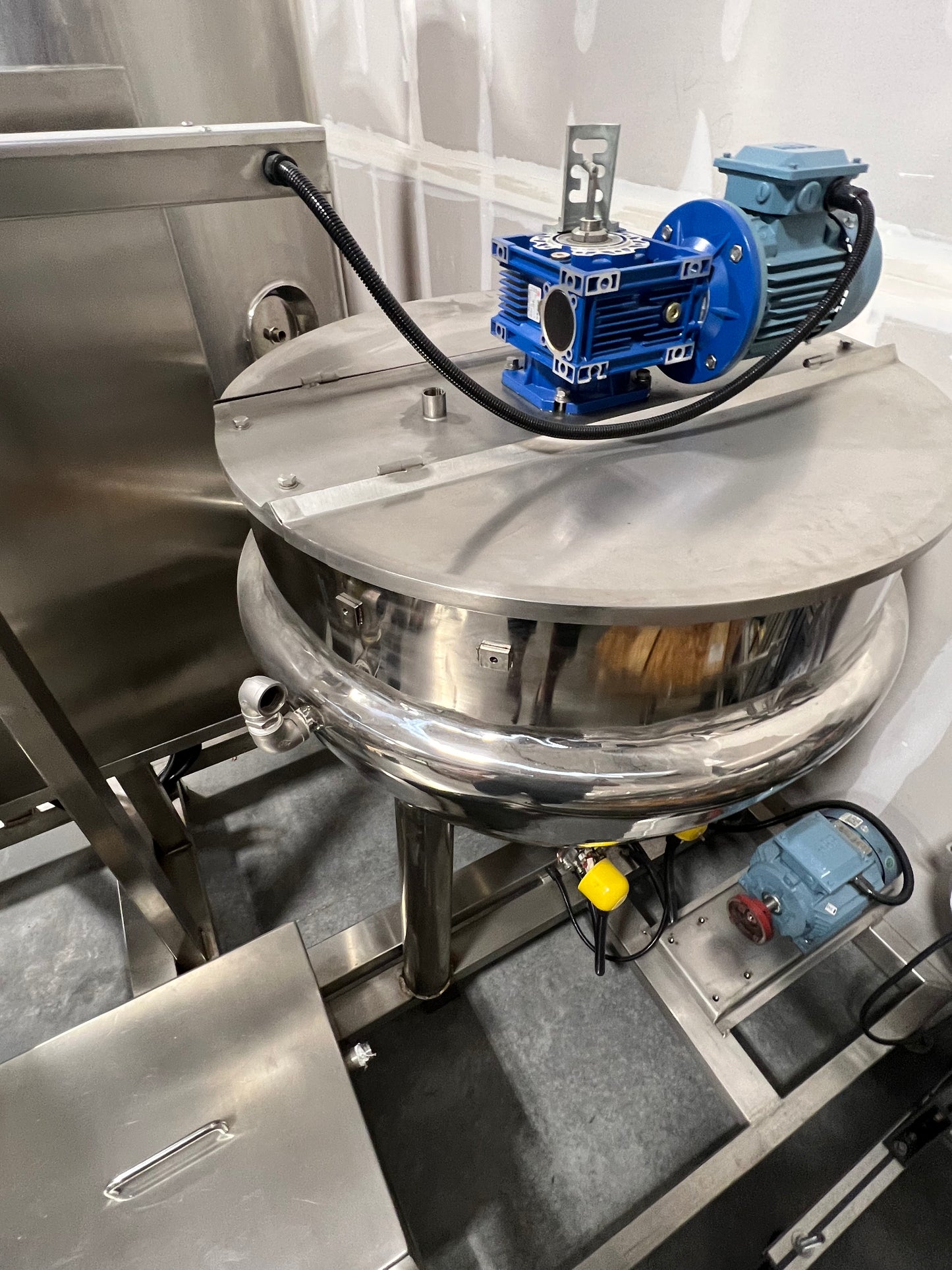 Tank - Mixing tank system - Model # GD150, 2 Tank, 150 liter each, SS Batching Skid with Controls, Scraper Agitation, KQ-500L, 50 Hz, Single Phase (pumps not included)