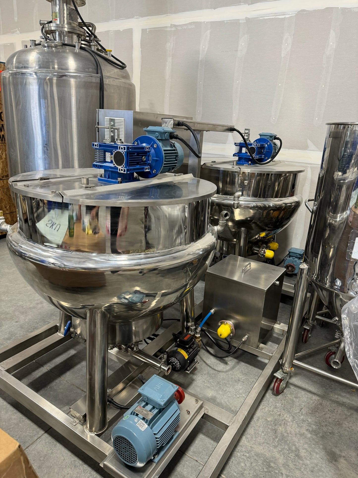 Tank - Mixing tank system - Model # GD150, 2 Tank, 150 liter each, SS Batching Skid with Controls, Scraper Agitation, KQ-500L, 50 Hz, Single Phase (pumps not included)