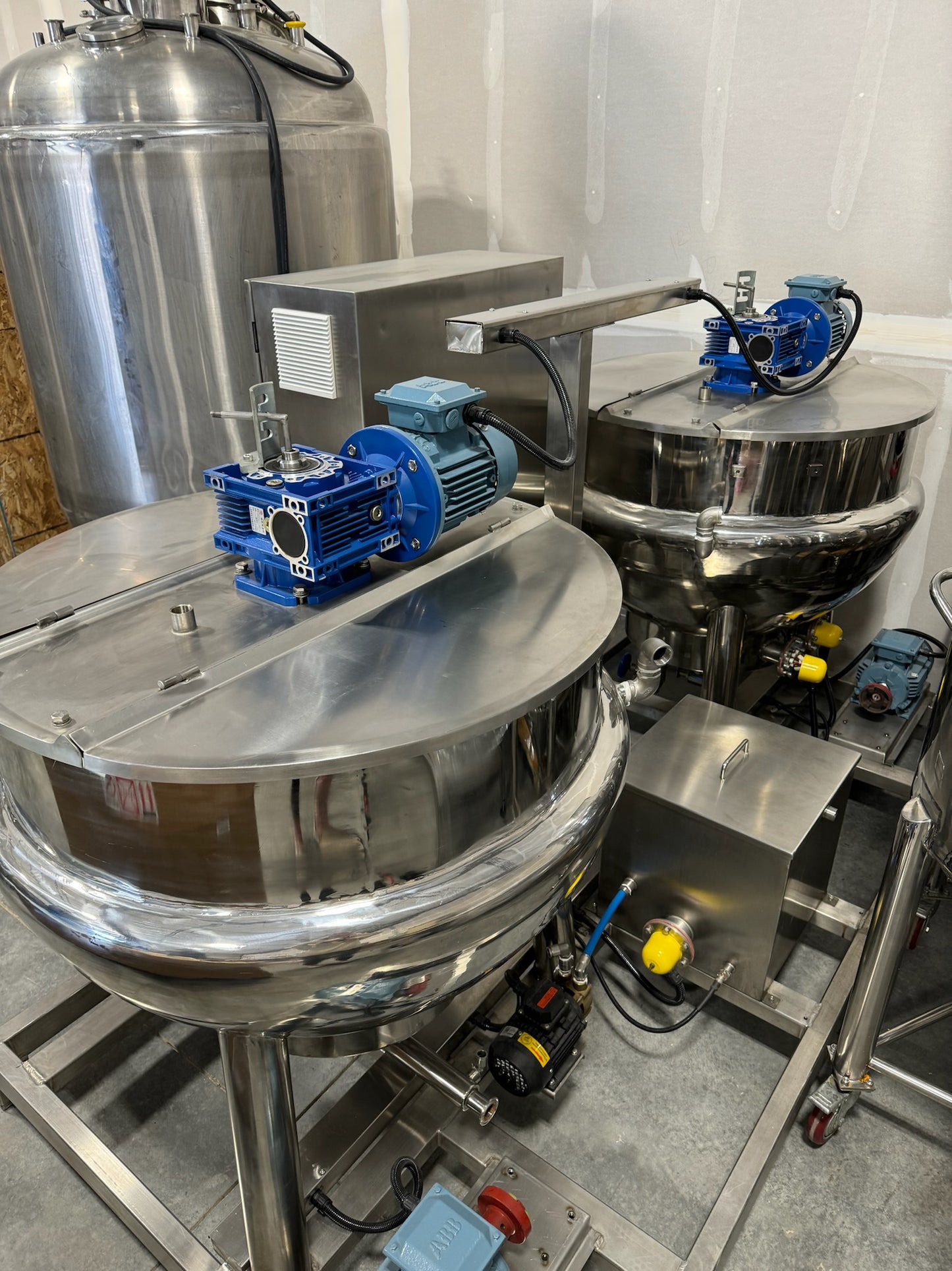 Tank - Mixing tank system - Model # GD150, 2 Tank, 150 liter each, SS Batching Skid with Controls, Scraper Agitation, KQ-500L, 50 Hz, Single Phase (pumps not included)