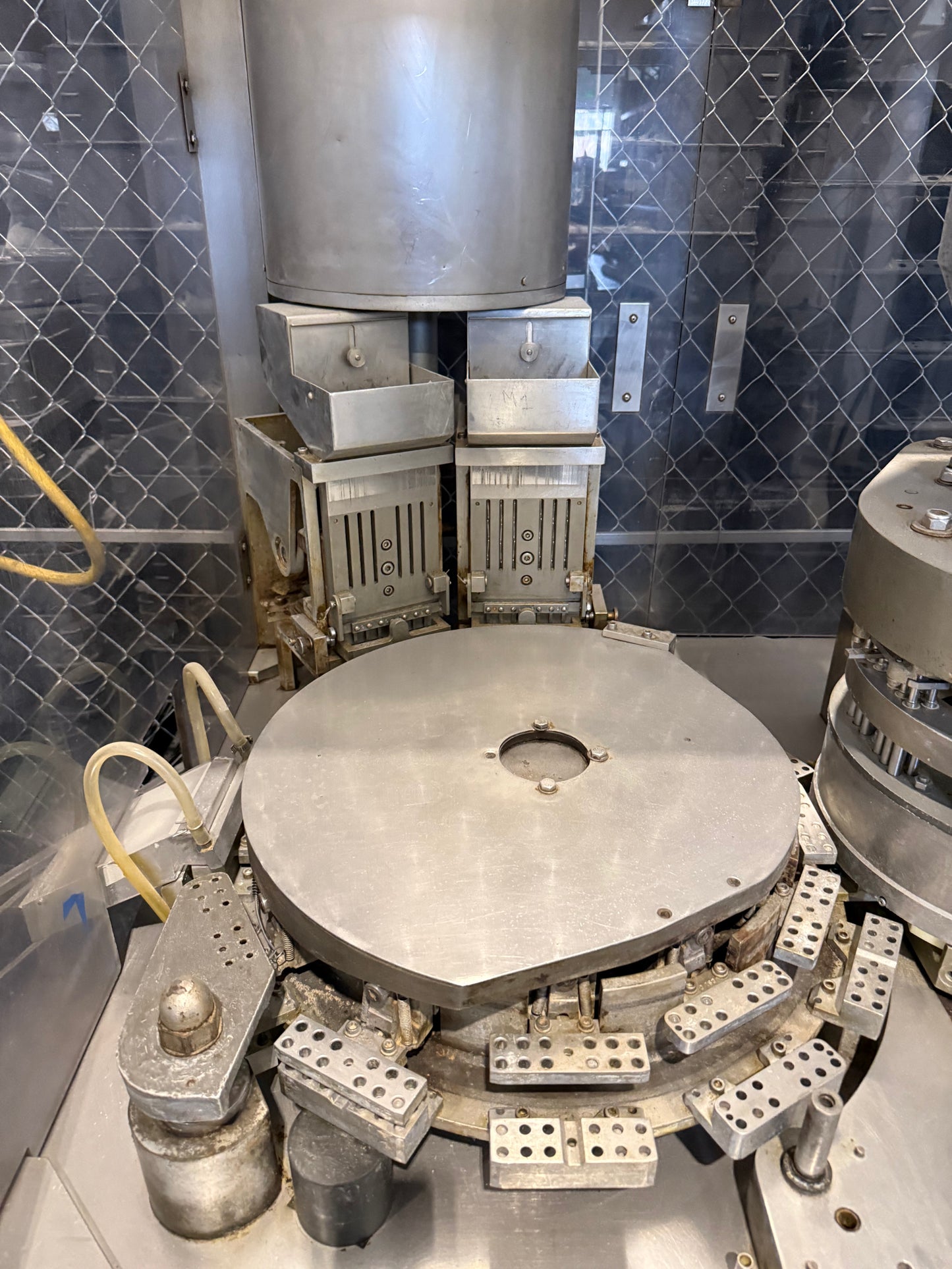 Used Bosch GKF 1500 - up to 1,500 capsules per minute (up to 90,000 capsules per hour)